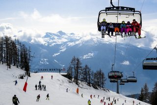 Nombre de stations ont bénéficié de réservations en hausse, en particulier durant la période décisive pour la branche des vacances de neige. KEYSTONE/JEAN-CHRISTOPHE BOTT